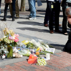Un hombre reza por las víctimas del atentado en la maratón de Boston.