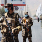 Las fuerzas talibanes controlan metralleta en mano las calles de Kabul. STRINGER