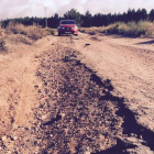 Uno de los caminos de acceso a las viviendas, que el cartero debe recorrer con su coche particular.