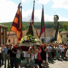 Los pendones escoltaron a la patrona desde  la plaza de Robles hasta el pie de la ermita.