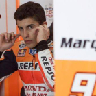 Marc Márquez, de Repsol-Honda, permanece en el garaje de su equipo durante los entrenamientos de pretemporada en el circuito de Sepang, este miércoles.