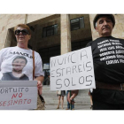 Familiares de los fallecidos a las puertas de los juzgados de León el pasado mes de abril. ESÚS F. SALVADORES
