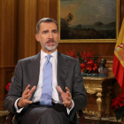 El rey Felipe VI, durante su tradicional mensaje de Navidad desde el Palacio de La Zarzuela. BALLESTEROS