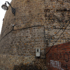 Imagen de la muralla romana en el tramo del Arco de la Cárcel, uno de los más sucios y castigados de la ciudad.