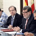 Herrera entre los representantes de los colectivos y agentes sociales de la autonomía.