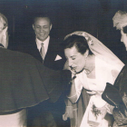 Cipriano Pérez-Arapiles y Emilia Salgado el día de su boda con el obispo Almarcha. ARCHIVO DE CASIMIRO BODELÓN