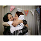 La opositora iraní Nasrin Sotudeh abraza a su suegra tras ser liberada.