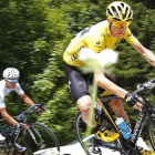 El líder de la clasificación general, Chris Froome, en la 18ª etapa en los Alpes seguido por el colombiano Nairo Quintana