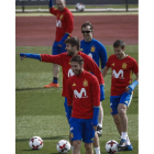 El seleccionador Julen Lopetegui, con gafas de sol, observa las risas entre Ramos y Piqué. EMILIO NARANJO