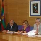 Cipriano Elías Martínez, Isabel Carrasco y Óscar Gutiérrez, durante la firma del convenio