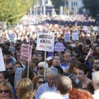 Miles de personas participan en una marcha contra la violencia machista.