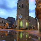La plaza Mayor de La Bañeza, con la iglesia de Santa María en el centro.