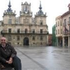 Magín Revillo ayer ante el Ayuntamiento de Astorga