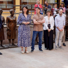 Nuria Alonso, directora, y Carlos Fernández, presidente de la Fundación Cepa, con los emigrantes homenajeados en el MEL. J. NOTARIO
