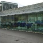 Fachada principal del Centro Sociosanitario de Laciana, en torno al cual sigue girando la polémica