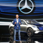 El presidente de Daimler, Dieter Zetsche, presenta el modelo eléctrico Mercedes EQ en el Salón de París.