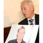 El jefe de la policía con un retrato de Josef Fritzl en la rueda de prensa
