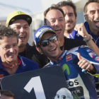 Valentino Rossi celebra la 'pole' con todo su equipo.
