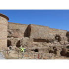 Las obras de renovación de la muralla que abarcan desde la Casona hasta el convento de las Clarisas se estima que finalizarán en septiembre. SARA CAMPOS