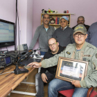 El equipo de radioaficionados, en la sala de operaciones en Lorenzana. FERNANDO OTERO PERANDONES