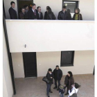 El consejero de Fomento contempla a algunas de las familias que se han beneficiado de las viviendas