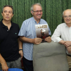 Antolín de Cela contó con Vicente Fernández y Miguel José García «Jota» en la presentación. L. DE LA MATA