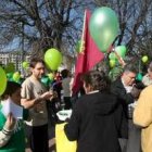 Participantes en la cadena se preparan para el acto minutos antes de las once de la mañana