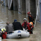 Equipos de rescate evacúan a vecinos de Miranda, ayer, tras la crecida del Ebro. RTVE