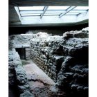 Restos romanos conservados en la cripta de Puerta Obispo
