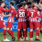 Los rojiblancos celebran uno de sus cuatro goles. RUIZ DE HIERRO