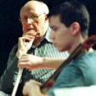 El famoso violonchelista Mstislav Rostropóvich dando una clase