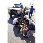 Rebeldes libios ordenan la munición en Bani Walid.