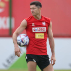 Robert Lewandowski firma por el Barça hasta 2025. LESZEK SZYMANSKI