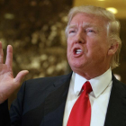 Donald Trump atiende a los medios a la entrada de la Trump Tower en Nueva York, el pasado viernes.