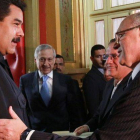 Nicolás Maduro (izquierda) con los cancilleres de Argentina y Ecuador, Héctor Timerman (derecha) y Ricardo Patiño, observados por el chileno Heraldo Muñoz, tras la reunión de la Unasur, el lunes en Caracas.