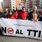 La concentración contra el TTIP se desarrolló en la plaza de Julio Lazúrtegui de Ponferrada. L. D. M.