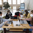 Alumnas de la Universidad de León trabajan con sus ordenadores en una de las mesas del vestíbulo de la Facultad de Económicas y Empresariales. MARCIANO PÉREZ