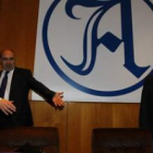 El presidente de Antibióticos, el director general de Industria y Fernández, ayer, en la fábrica.
