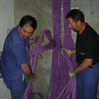 Dos trabajadores leoneses de Sintratel cableaban ayer el nuevo edificio de IBGM en Valladolid