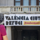 El Ayuntamiento de València ha vuelto a desplegar una pancarta que reivindica a la ciudad como refugio