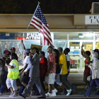 Manifestantes protestan por la muerte del joven Michael Brown.