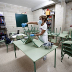 Una trabajadora de un comedor ultima los preparativos con los protocolos establecidos por el COVID-19. JESÚS DIGES