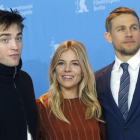 Robert Pattinson, Sienna Miller y Charlie Hunnam, en la presentación de 'The lost city of Z' en Berlín.