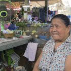 Nuannoi Noo-gnern regenta un puesto de postres caseros en el mercado de Prakanong. GASPAR RUIZ-CANELA