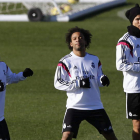 Isco, Marcelo y Cristiano Ronaldo, durante el entrenamiento de ayer en Valdebebas.
