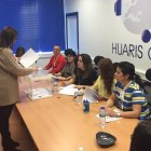 Una trabajadora deposita su voto en la jornada de ayer. CEBRONES