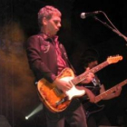 Ariel Rot a la guitarra, entregado, en el concierto que ofreció anoche en Astorga.
