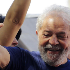 Lula saluda a sus seguidores frente a la sede del sindicato metalúrgico