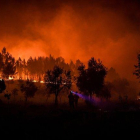 El incendio forestal en Portugal amenaza a la población.