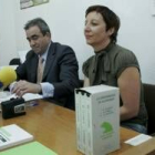 En la imagen de archivo, Uría y Rodríguez durante la firma de un convenio de colaboración